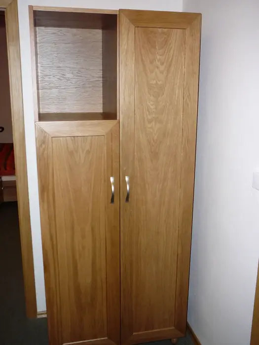 Šatní skříň z masivu