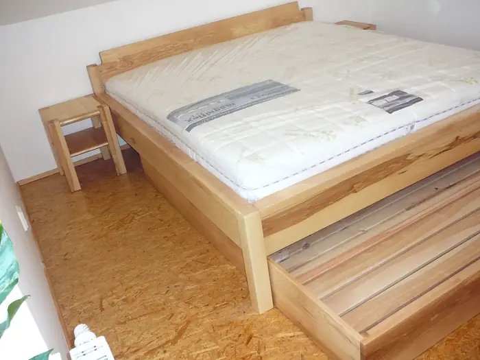 Výroba postele z masivu