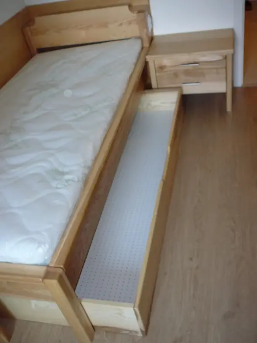 Postel s výsuvnou přistýlkou