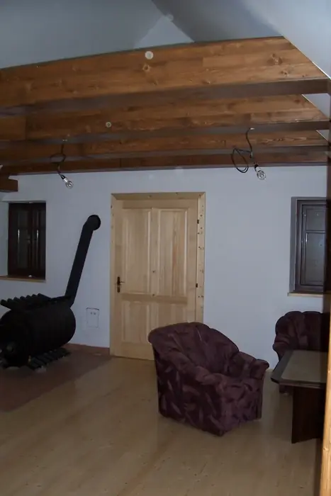 Podkrovní interiér s trámy
