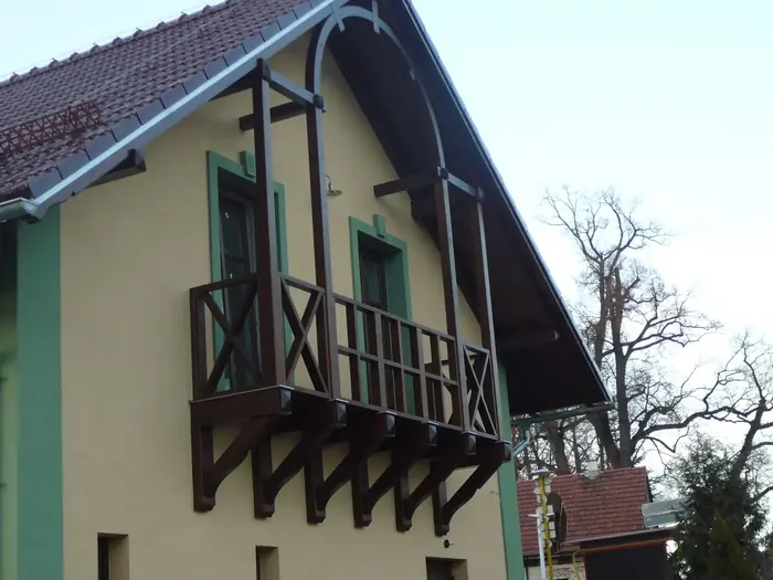 Ozdobný balkon – boční pohled