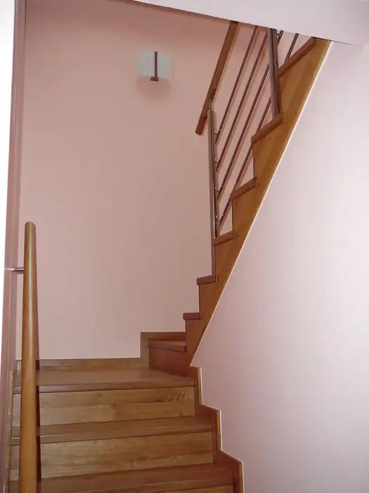 Schodiště s dřevěným madlem