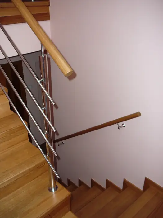 Schodiště s nerezovým zábradlím