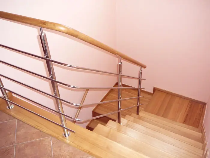 Schodiště s nerezovým zábradlím