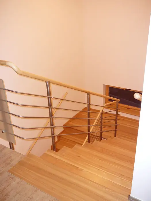 Schodiště s nerezovým zábradlím