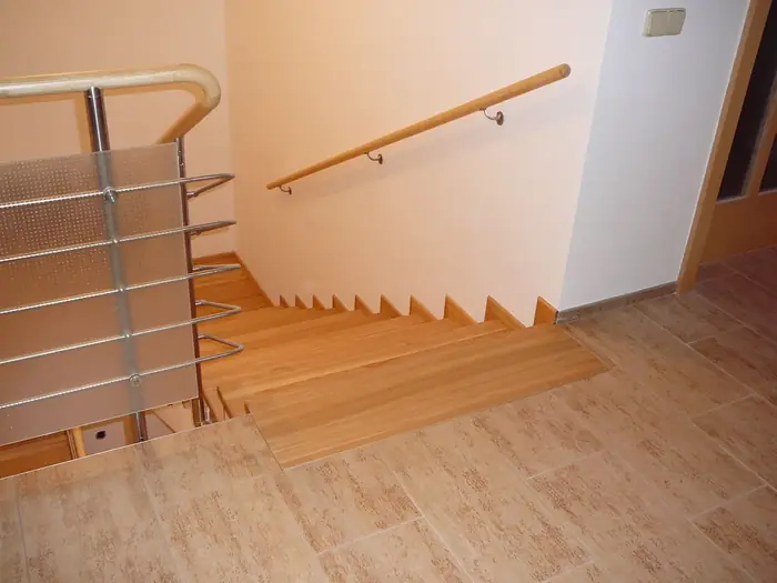 Schodiště s nerezovým zábradlím