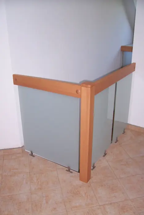 Skleněné zábradlí s dřevěným madlem