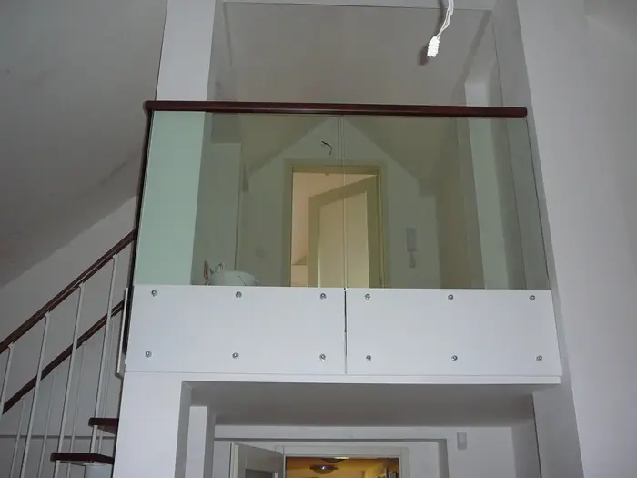 Skleněné zábradlí galerie