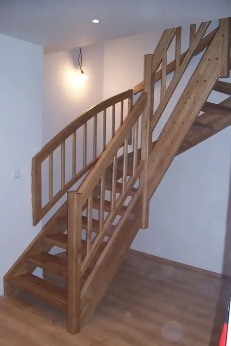 Schodiště se zábradlím