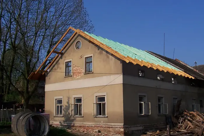 Rekonstrukce střechy domu