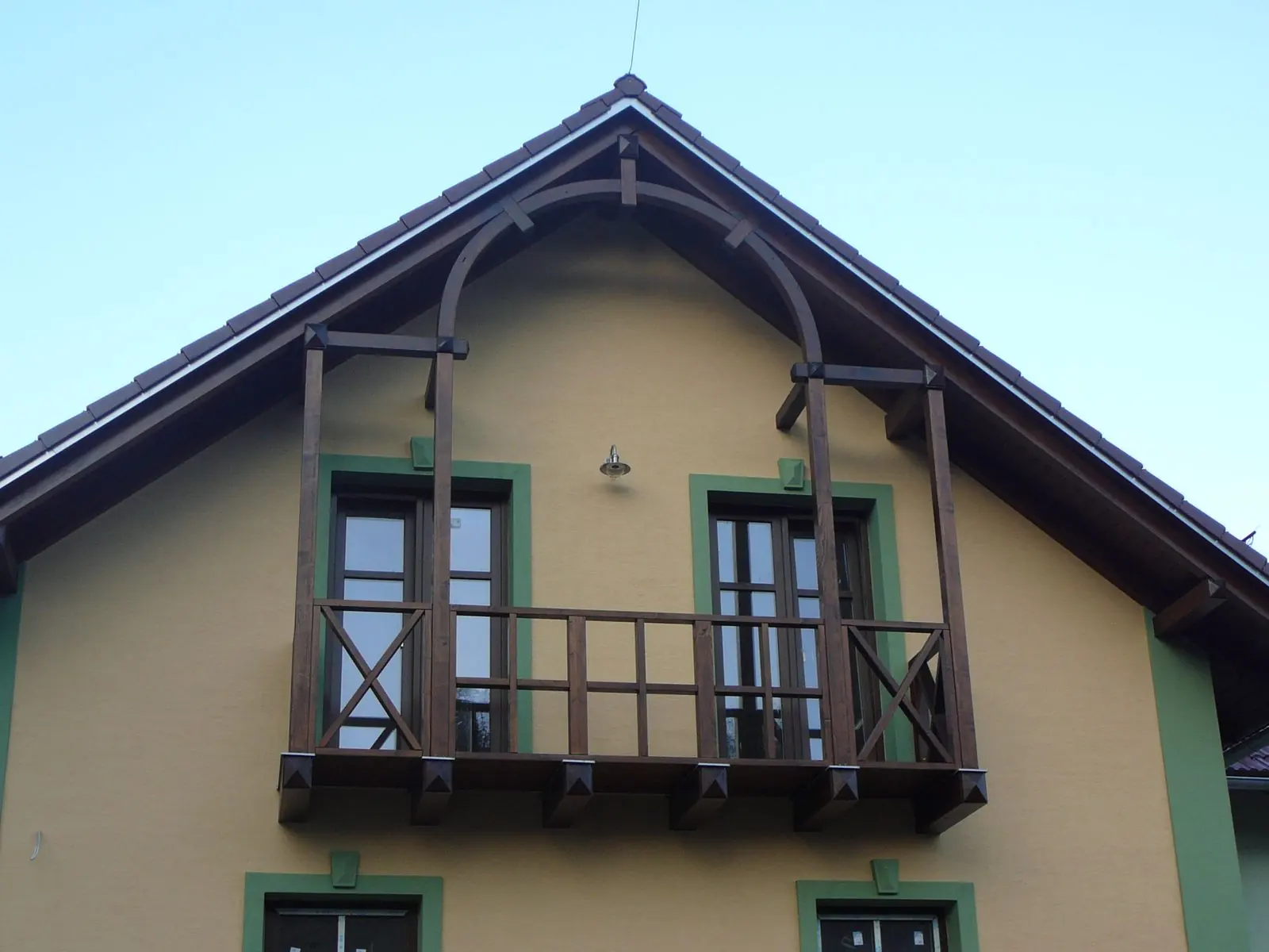 Ozdobný balkon na penzionu v Potštejně